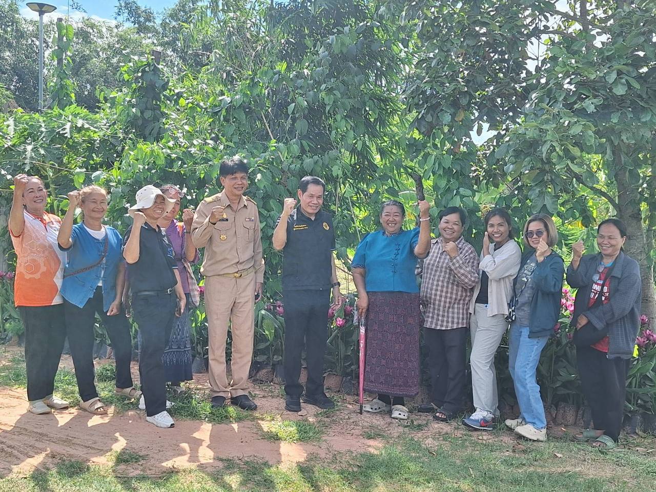 title - ผู้ตรวจราชการ ส.ป.ก. ลงพื้นที่จังหวัดมหาสารคาม ประชุมติดตามความก้าวหน้าผลการดำเนินงาน พร้อมตรวจเยี่ยมให้กำลังใจกลุ่มวิสาหกิจชุมชนผู้ปลูกสมุนไพร และกลุ่มวิสาหกิจชุมชนแปรรูปผลผลิตทางการเกษตร
